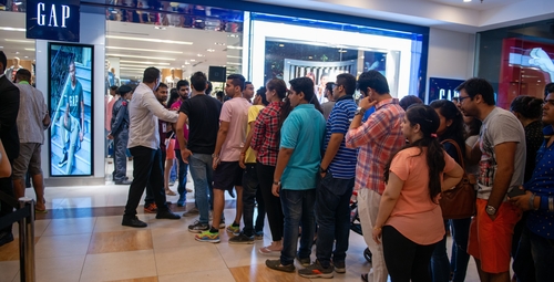 The psychology of discounts causes a queue